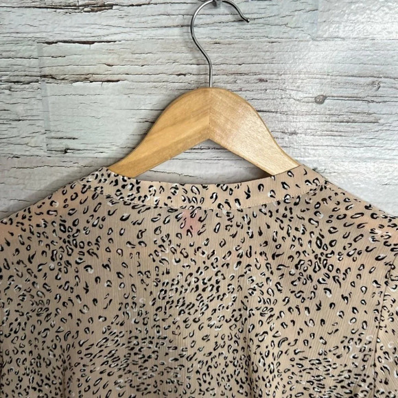 Vince camuto tan black blouse top  waterfall sleeve size small - Picture 9 of 9